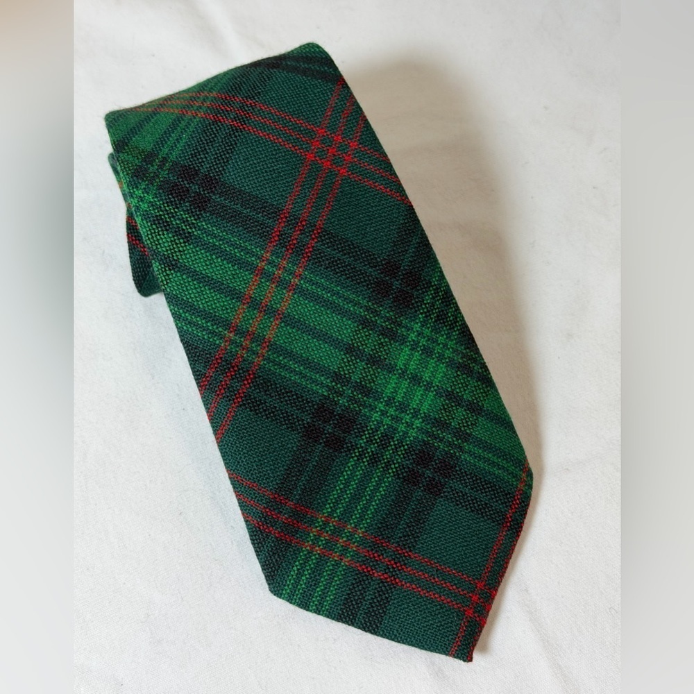 Ross 100% Wool Made in Scotland Classic Shetland Plaid Green and Red Plaid Tie
